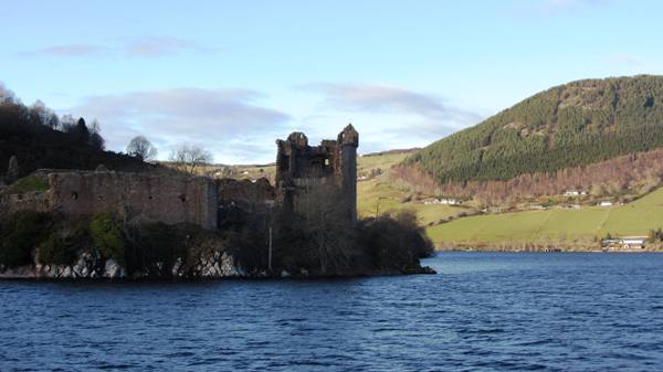 Le lac du loch Ness et les ruines du château d'Urquhart